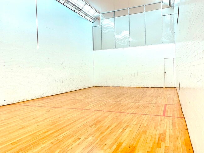 Building Photo - 2124 Pauline Blvd