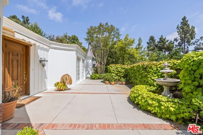 Building Photo - 10711 W Sunset Blvd