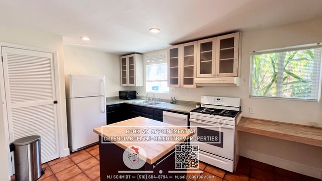 Building Photo - Garden oasis 2 bedroom with wrap around ya...