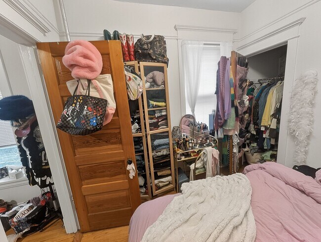 Building Photo - Very Spacious 2 BR/1 BA in Wrigleyville