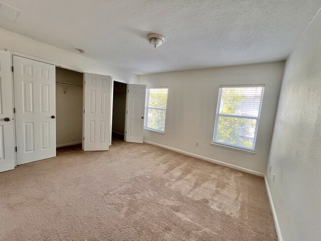 Building Photo - 302 Cherry Way