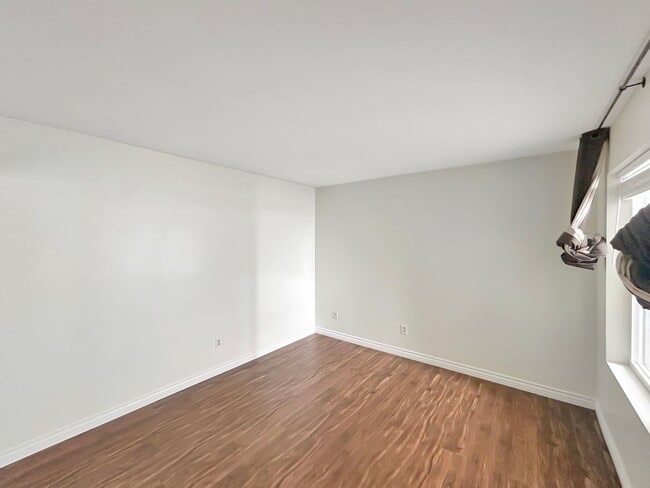Building Photo - Amazing 2BR/2BA in the heart of UTC! Parki...