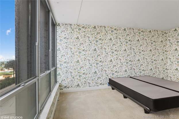 Building Photo - 10155 Collins Ave