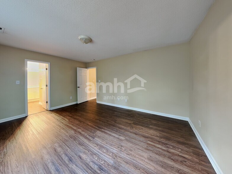 Building Photo - 100 Creekbank Ct