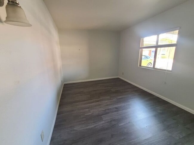 Building Photo - Charming Duplex Unit Available - Don't Miss Out!