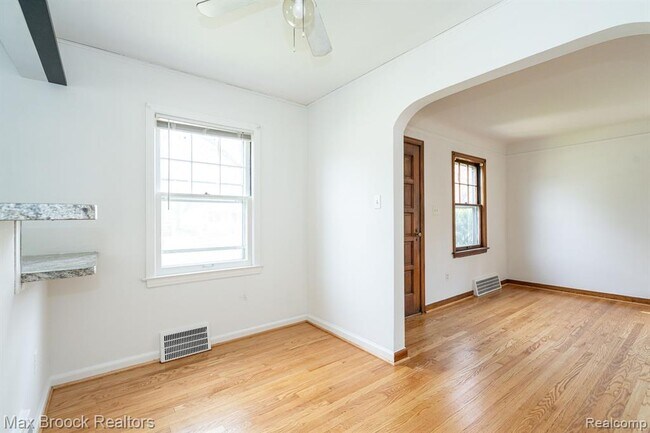 Building Photo - 1587 Leroy St