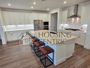 Building Photo - Executive Single Story Rental in HIGHLY DESIRABLE Heritage 55+ Community!