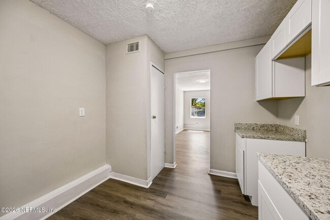 Building Photo - 1627 E 9th St