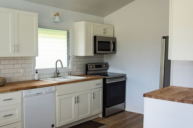 Building Photo - Oceanfront Malaekahana 3 bed / 2 bath Reno...