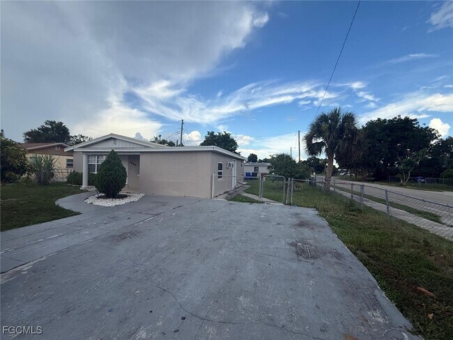 Building Photo - 1665 Henderson Ave