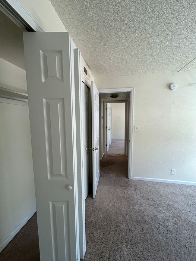 Building Photo - 2 Bedroom Corner Condo Available at Spanis...