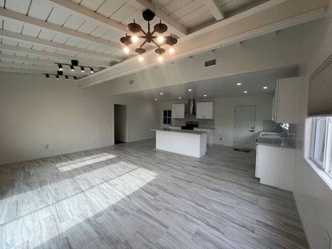 Building Photo - Beautifully renovated 3 bed 2 bath house