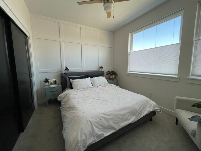 Building Photo - Modern 2BR + Office Townhome with Rooftop Deck in Prime Sunnyside/Highlands Location