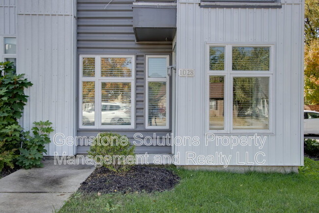 Building Photo - 1028 W Eastland Ave