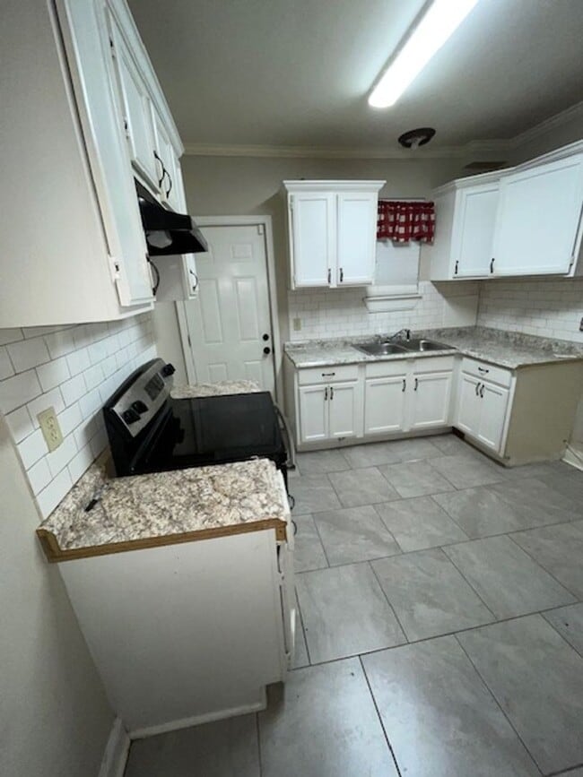Building Photo - 3 bedrooms 1 bath