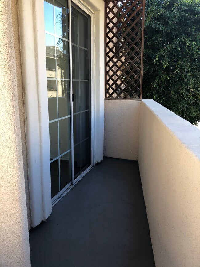 Building Photo - 1402 Wellesley Ave