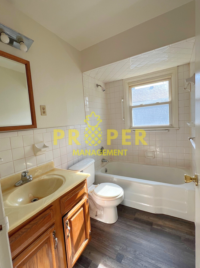 Building Photo - 2 bedrooms 1 bathroom house