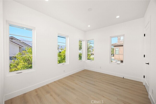 Building Photo - 905 Sunset Blvd