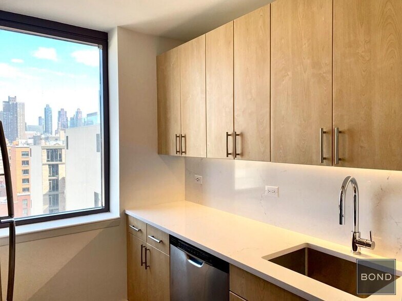 Building Photo - 520 W 43rd St