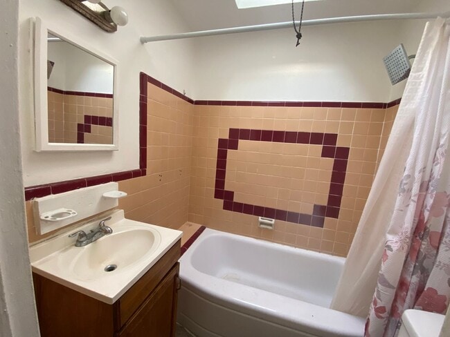 Building Photo - Charming 2-Bedroom Row Home in Sharon Hill