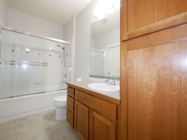 Building Photo - 1Bed 1Bath DT Kirkland Condo Available for Rent!