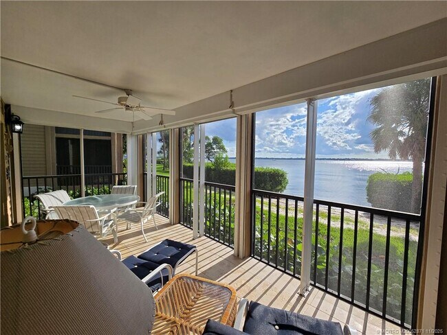 Building Photo - 316 NE Edgewater Dr