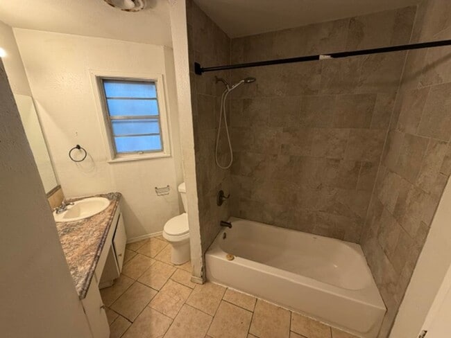 Building Photo - 1301 Manor Pl