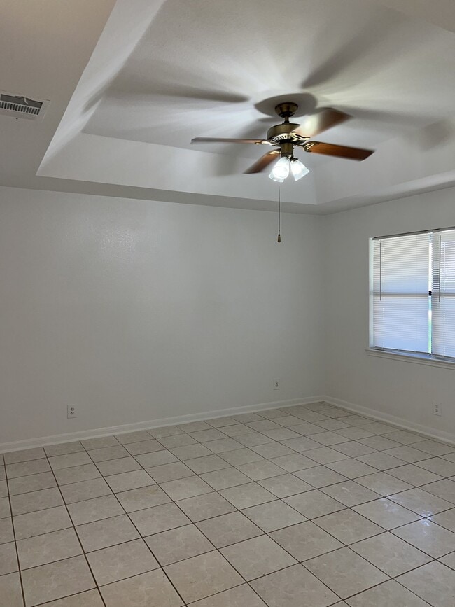 Building Photo - 326 Elm Dr