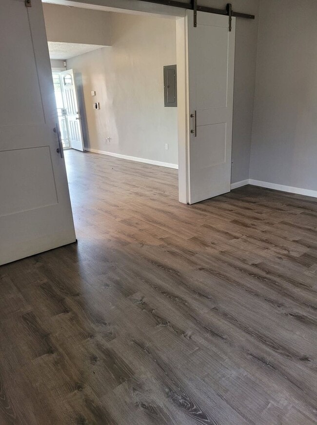 Building Photo - NEWLY REMODELED 1 BED BATH