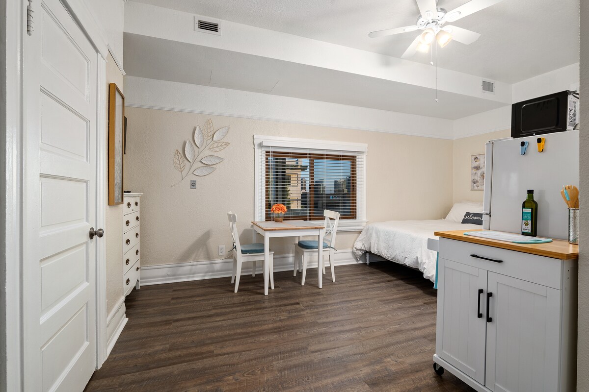 Building Photo - 2121 1st Ave