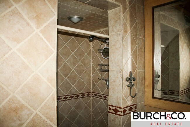 Building Photo - 1515 Kitchen St