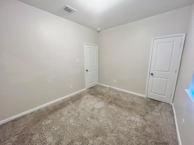 Building Photo - AVAILABLE NOW - Beautiful Temple Home