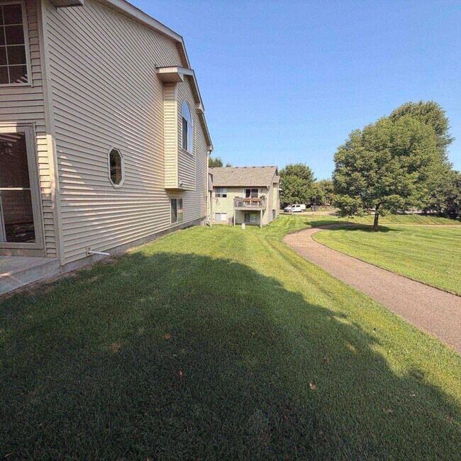 Building Photo - 9205 Orchard Cir