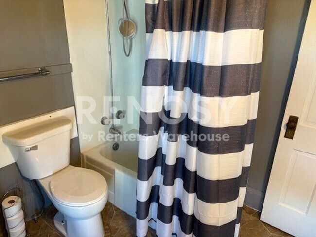 Building Photo - Available now - Spacious 1 Bedroom 1 Bath Upper Level Duplex in South Saint Paul