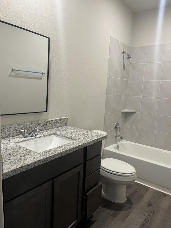 Building Photo - 409 E Avenue