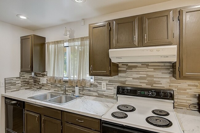Building Photo - 4 bed/ 2 bath house on 145th St!