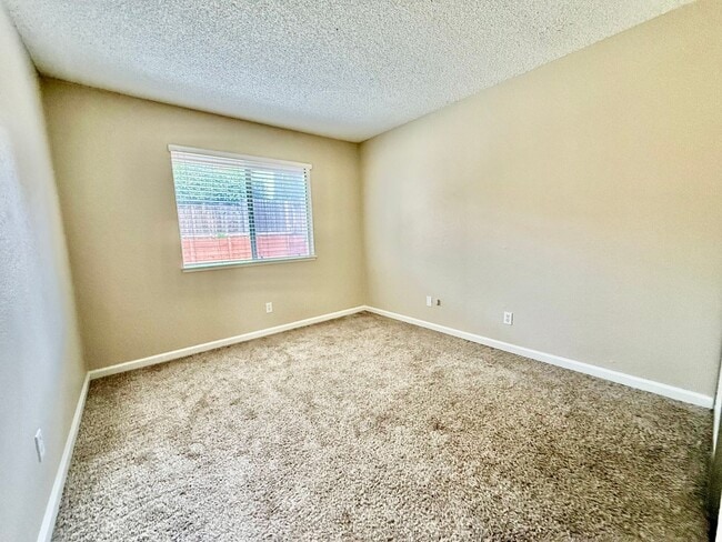 Building Photo - Charming home available Immediately