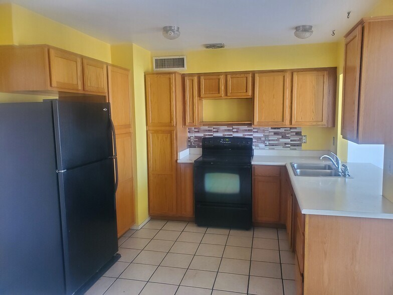 Building Photo - 8822 W Sahuaro Dr