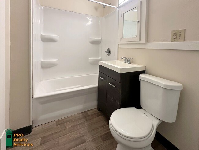 Building Photo - 4 Bedroom Home **Half off 1 Month's Rent w...
