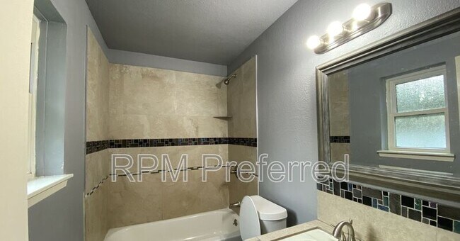 Building Photo - 11910 Hunkler Dr