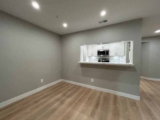 Building Photo - Sophisticated 2BR Walnut Creek Residence –...