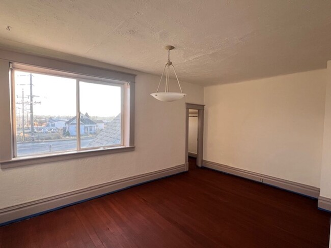 Building Photo - Beautiful home with tall ceilings