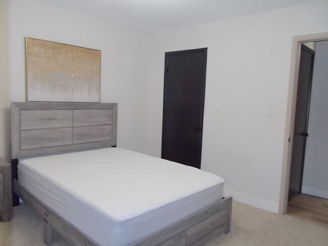 Building Photo - Beautifully Furnished 2-Bedroom 2-Bath Townhome in a Prime Location