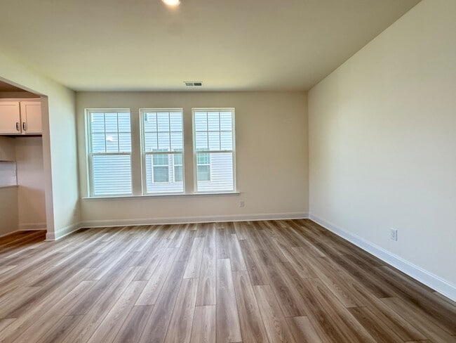 Building Photo - 3 Bedroom End unit Townhome Double Driveway - Lots of Natural Light