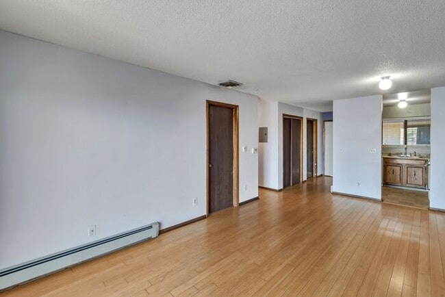 Building Photo - Bright & Spacious 1BD/1BA Top-Floor Unit w...