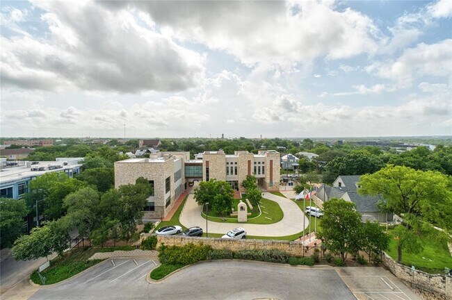 Building Photo - 800 Embassy Dr