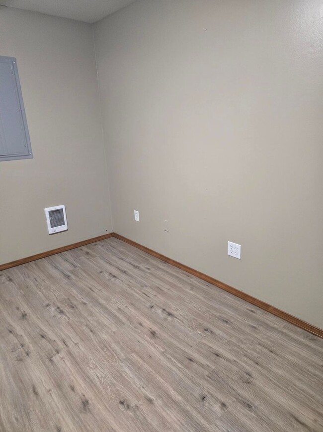 Building Photo - 2 Bedroom 1 Bath Rancher Close to Deer Park