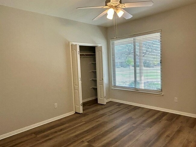 Building Photo - 121 Post Oak Ln