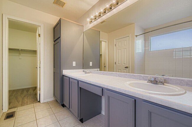 Building Photo - Bright & Spacious 3-Bedroom Home in Fox Run