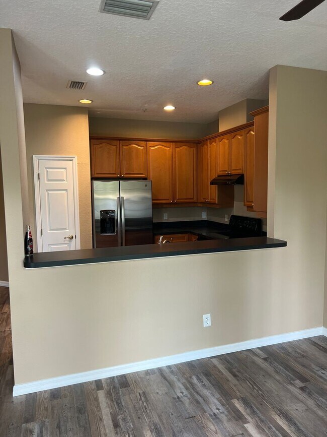 Building Photo - 2/2.5 Townhome in desirable Barclay Reserve!